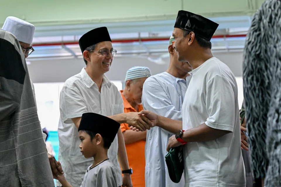 Menteri Negara (Ehwal Dalam Negeri merangkap Pembangunan Negara), Profesor Madya Dr Muhammad Faishal Ibrahim (bersalaman menghadap kamera), bersama para jemaah di ruang sembahyang sementara Masjid Darul Makmur di Yishun Ring Road pada 9 Februari.