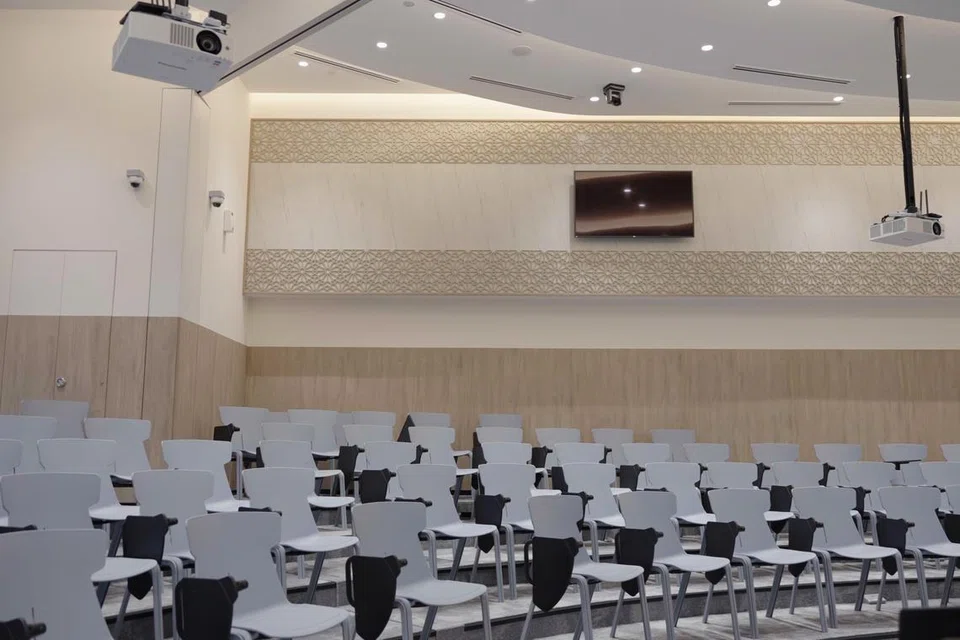 Kampus Bencoolen setinggi lima tingkat dan dilengkapi pelbagai kemudahan termasuk dewan kuliah, bilik seminar dan perpustakaan.