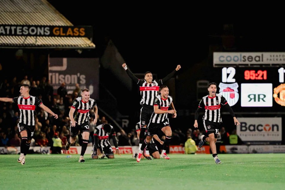 Skuad Liga Dua, Grimsby Town, meraikan kejayaan menyingkirkan Manchester United daripada Piala Carabao menerusi penentuan sepakan penalti 12-11, pada 27 Ogos 2025.