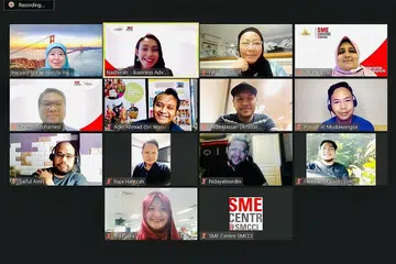 BINCANG KERJASAMA: Dewan Perniagaan dan Perusahaan Melayu Singapura (DPPMS) serta Pusat Syarikat Kecil dan Sederhana (SME)@DPPMS membentangkan khidmat dan bantuan yang boleh ditawarkan kepada kumpulan seni. - Foto PUSAT SME @ DPPMS