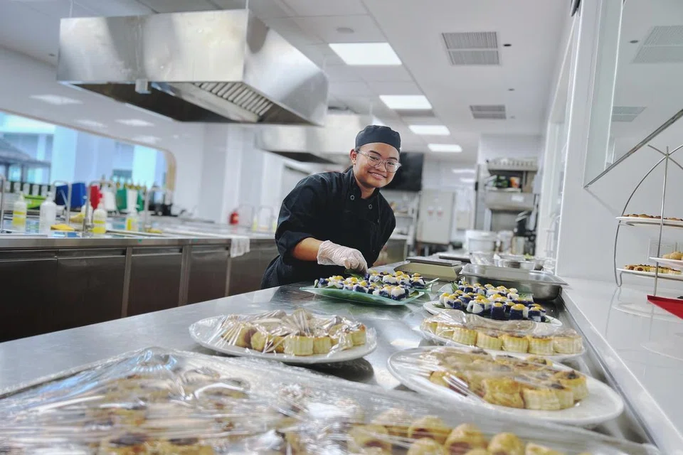 MAHIR MEMASAK: Pelajar Sekolah Menengah Spectra, Rasya Hanis Mohammad Nur’hidzat, yang mengambil  subjek Kulinari dan Operasi Restoran, salah satu subjek Sijil Subjek Kemahiran ITE (ISSC), menyediakan kuih-muih di dapur sekolahnya.