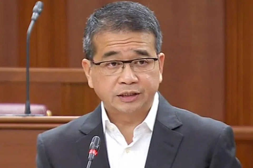 "Semakan semula ini juga dilakukan dalam konteks komitmen untuk memastikan premium kekal selama lima tahun apabila skim tersebut diperkenalkan pada 2015... Kami akan memantau dengan teliti kos jagaan kesihatan awam dan menambah usaha untuk memastikan kos jagaan kesihatan kekal dimampui warga Singapura." - Menteri Negara Kanan (Undang-Undang merangkap Kesihatan), Encik Edwin Tong (gambar atas).