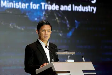 BERITA BAIK: Menteri Perdagangan dan Perusahaan Chan Chun Sing berkata kedudukan Singapura sebagai ekonomi paling berdaya saing di dunia amat menggalakkan tetapi negara ini harus terus mewujudkan peluang bagi warga dan perniagaannya. - Foto fail.
