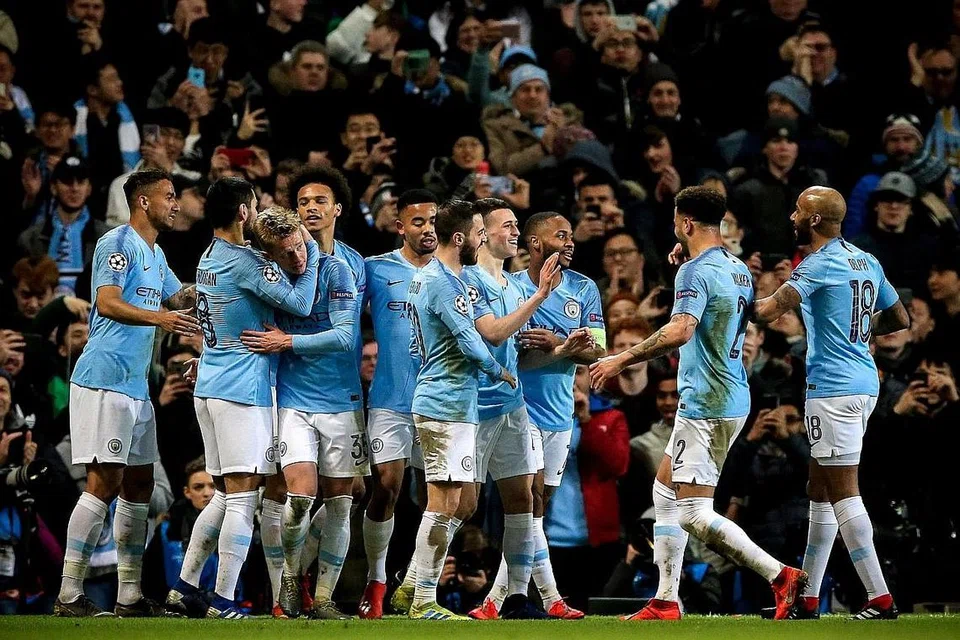 RAIKAN GOL: Pemain Manchester City, Phil Foden (empat dari kanan) meraikan gol bersama rakan-rakan selepas menjarikan gol keenam sewaktu peringkat suku akhir Liga Juara-Juara Eropah. City membelasah wakil Jerman, Schalke 7-0. - Foto EPA-EFE