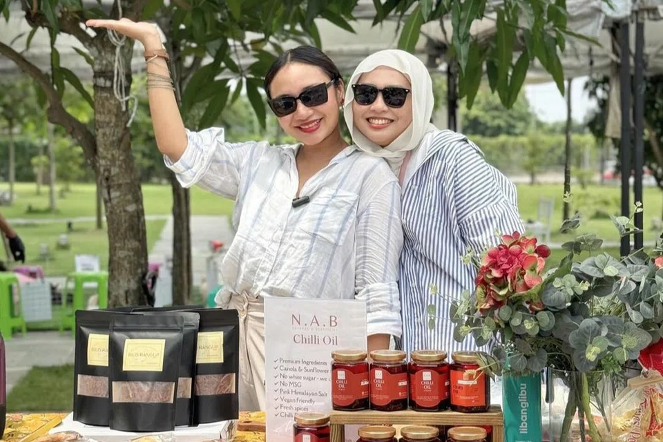 Pelakon Malaysia, Nadia Aqilah Bajuri (kiri), memulakan perniagaan NAB Delish dengan menjual minyak cili dan ikan bilis rangup untuk para peminatnya. 