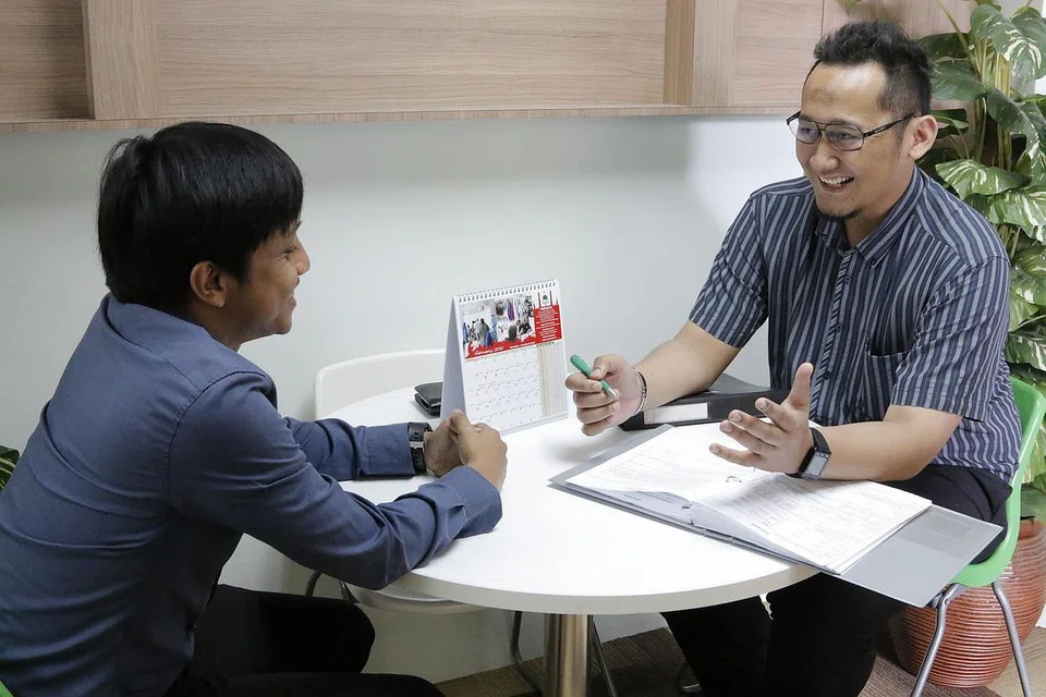 PELBAGAI CARA UNTUK BERBAKTI: Encik Mohamad Radhi (kanan) berkongsi bahawa relawan boleh menyumbang melalui pelbagai cara, termasuk berkongsi kemahiran dalam bidang tertentu. Beliau dirakam bersama kakitangan sepenuh masa di pejabat Pertapis dalam kawasan Joo Chiat baru-baru ini. - Foto FARAH REZAL