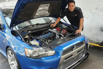 PERNIAGAAN KELUARGA: Penyambung legasi keluarga dan pemilik generasi ketiga perniagaan Hussain & Sons Workshop, Encik Khairil Salim di bengkelnya. Kini syarikat beliau mampu menggajikan sehingga 10 pekerja di bawah penyeliaannya. - Foto ihsan MOHAMMAD KHAIRIL SALIM