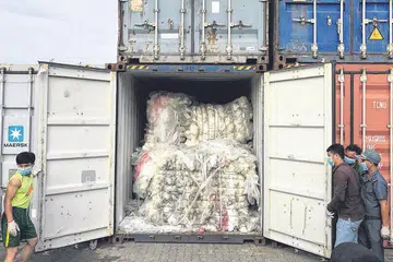 SAMPAH BERBAHAYA: Gambar yang diambil pada 16 Julai 2018 dan disiarkan pada 17 Julai 2019 oleh Kementerian Sekitaran Kemboja menunjukkan sisa plastik di dalam kontena selepas kiriman sampai di pelabuhan Sihanoukville di wilayah Preah Sihanouk, Kemboja. - Foto AFP