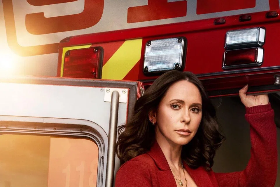 Pelakon, Jennifer Love Hewitt, akan mendengar lagu sedih dan menonton video orang memicit jerawat untuk memastikan dirinya fokus dalam babak emosi dan pilu di set penggambaran drama, ‘9-1-1’.