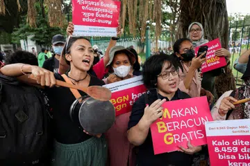 Para penunjuk perasaan memegang poster bertulis “Hentikan makanan percuma! Utamakan kualiti, keselamatan dan maruah kanak-kanak”  dalam protes pada 1 Oktober 2025 di Jakarta, Indonesia.