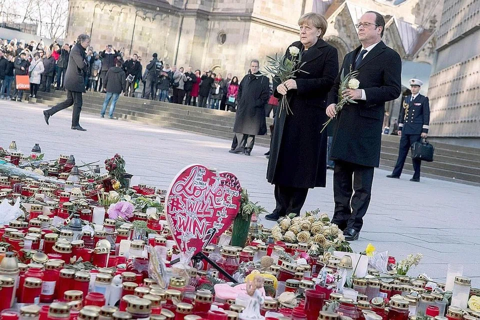 MEMPERINGATI MANGSA SERANGAN GANAS IS: Pada 27 Januari lalu, Cancelor Jerman Angela Merkel dan Presiden Perancis Francois Hollande memberi penghormatan pada acara memperingati mangsa serangan ganas IS ke atas pasar Krismas, di Breitscheidplatz dekat Kaiser- Wilhelm-Gedaechtniskirche (Gereja Peringatan Kaiser- Wilhelm), Berlin. - Foto AFP