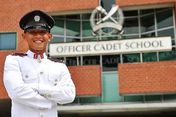 LEBIH CERGAS: 2LT Kamar Jr menjadi lebih cergas selepas selesai menjalani latihan selama sembilan bulan di Sekolah Pegawai Kadet (OCS) dan mahu menjadi pemimpin yang berkesan dan baik. - Foto MINDEF
