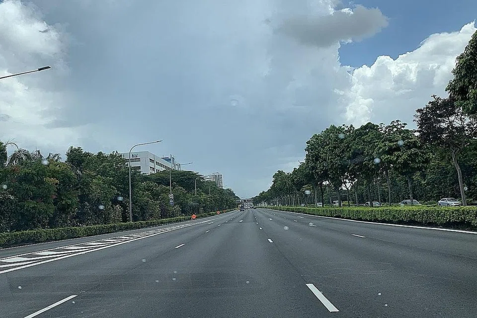 PERJALANAN LENGANG: Ekspreswe Central (CTE) menuju ke Ang Mo Kio Avenue 3 lengang tanpa banyak kenderaan dilihat pada pagi semalam. Dengan sekatan 'pemutus litar' yang berkuatkuasa Selesa lalu, ramai penduduk Singapura mematuhi nasihat dan arahan pemerintah untuk tidak keluar dari rumah dalam membantu mengekang penularan Covid-19 di sini.