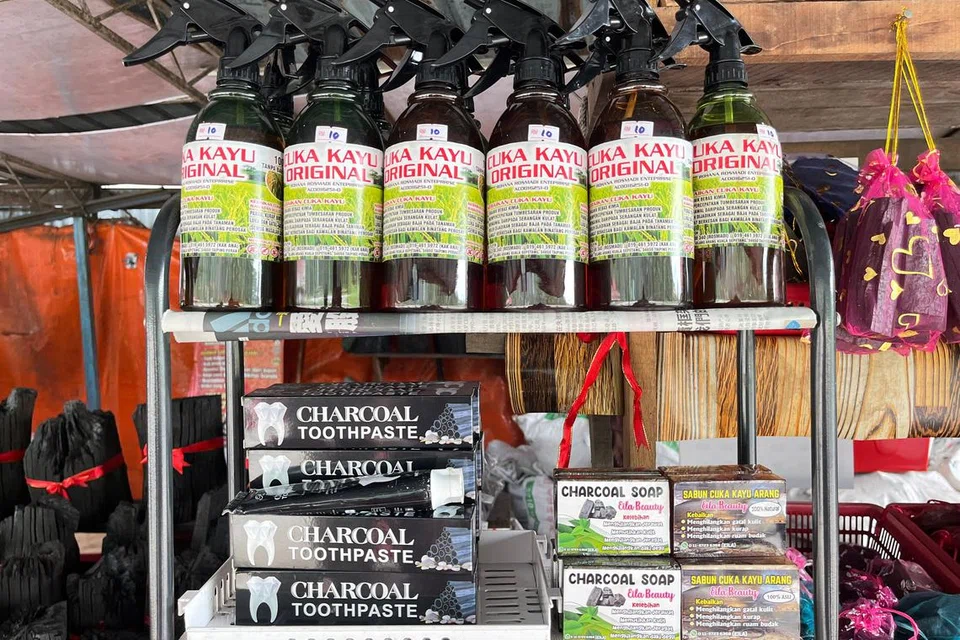 pembuatan arang kayu bakau, Kuala Sepetang, Perak 