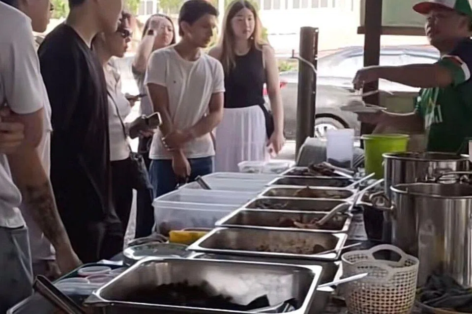 Peniaga nasi lemak yang membuat ramai bangga kerana pertuturannya berbahasa Inggeris dengan lancar dan perkhidmatan yang baik terhadap pelancong.