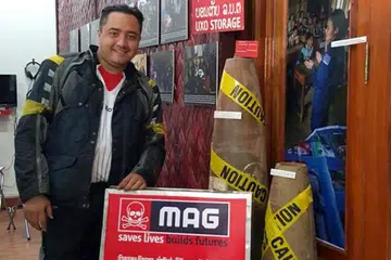 KEMBARA SAMBIL AMAL: Dalam gambar yang dikirimkan kepada Berita Harian pada 2016 oleh Allahyarham Mohamed Reza Abdul Rashid, ia menunjukkan arwah berada di Laos bagi menyumbang dana kepada pertubuhan Mines Action Group (MAG). 