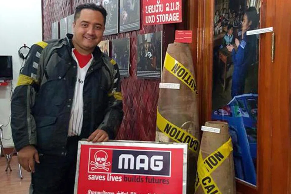 KEMBARA SAMBIL AMAL: Dalam gambar yang dikirimkan kepada Berita Harian pada 2016 oleh Allahyarham Mohamed Reza Abdul Rashid, ia menunjukkan arwah berada di Laos bagi menyumbang dana kepada pertubuhan Mines Action Group (MAG). 