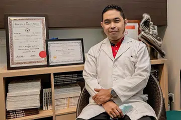 INGIN MENOLONG MASYARAKAT: Dr Mohd Hadinata Roslan berharap beliau dapat menggunakan ilmu yang diraih untuk menolong masyarakat. - Foto BM oleh NUR DIYANA TAHA