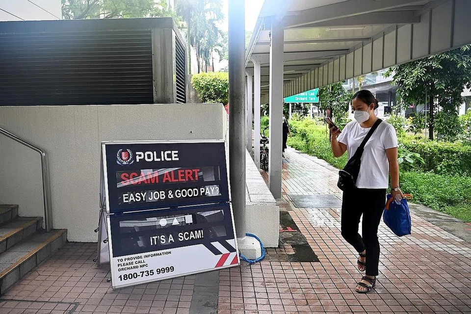 PERLU HATI-HATI: Orang ramai diingatkan agar sentiasa berwaspada akan sebarang tawaran palsu yang diterima. - Foto fail