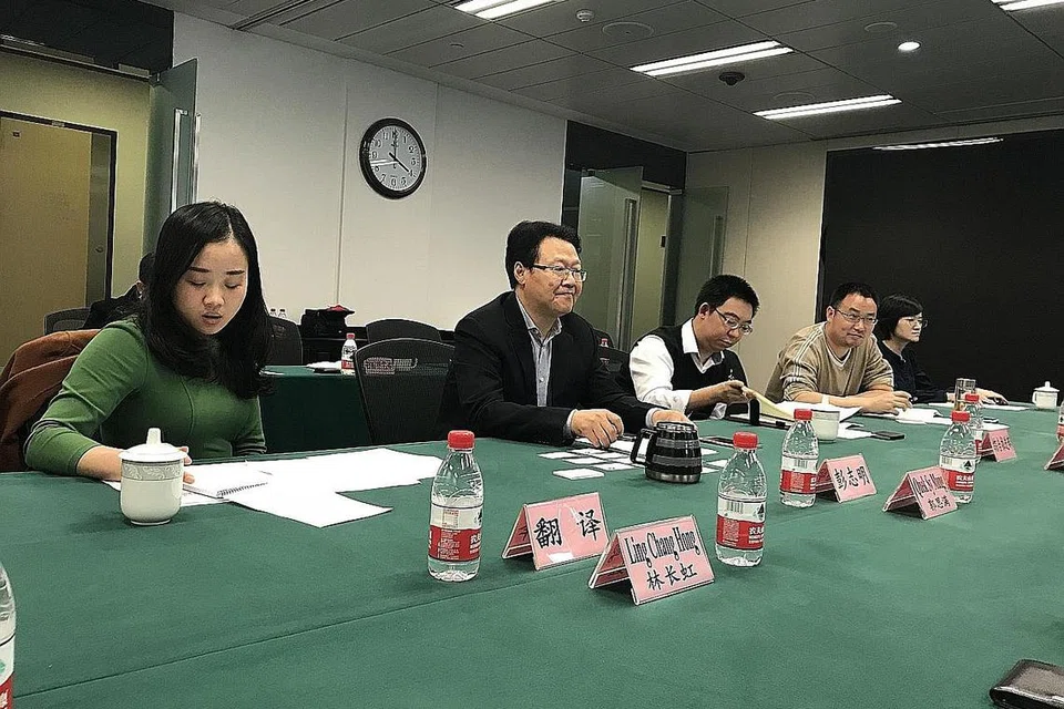 KEMAJUAN BAIK: Encik Peng Zhiming (dua dari kiri) menyifatkan kerjasama dua hala di antara Singapura dengan Chongqing terus berkembang, termasuk di luar bidang yang dikenal pasti. 