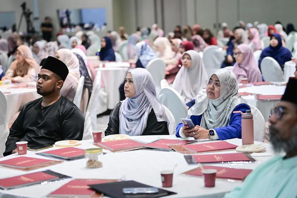 Ustaz Pasuni Maulan berkata landskap agama setempat memerlukan kepimpinan asatizah yang berdaya fikir menjangkau masa depan, yang mampu memberi panduan serta menyediakan penyelesaian dan huraian di luar kotak.