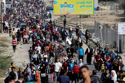 LARIKAN DIRI: Penduduk Palestin yang melarikan diri dari utara Gaza berjalan kaki ke arah selatan, di tengah-tengah konflik berterusan antara Israel dengan kumpulan Hamas, pada 9 November 2023.