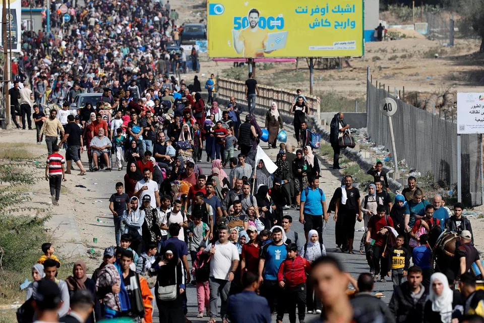 LARIKAN DIRI: Penduduk Palestin yang melarikan diri dari utara Gaza berjalan kaki ke arah selatan, di tengah-tengah konflik berterusan antara Israel dengan kumpulan Hamas, pada 9 November 2023.