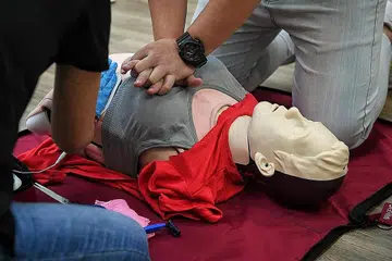 PATUNG BENTUK TUBUH WANITA: Patung perubatan yang memberi bentuk dada wanita dapat membantu mereka yang terlatih dalam CPR melakukan tekanan dada dengan cara yang betul kepada mangsa serangan jantung wanita. - Foto BH oleh KUA CHEE SIONG