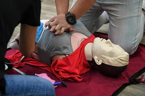 PATUNG BENTUK TUBUH WANITA: Patung perubatan yang memberi bentuk dada wanita dapat membantu mereka yang terlatih dalam CPR melakukan tekanan dada dengan cara yang betul kepada mangsa serangan jantung wanita. - Foto BH oleh KUA CHEE SIONG