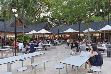 BANTUAN KEPADA PENIAGA: Pemilik gerai pusat penjaja yang diuruskan NEA seperti di Pusat Penjaja Newton akan ditawarkan pengecualian sewa sebulan, dengan pengecualian minimum sebanyak $200. Ini merupakan antara bantuan yang dihulurkan pemerintah bagi menyokong sektor perniagaan peruncitan dan khidmat makanan sebagai mengurangkan kesan penularan koronavirus. - Foto fail