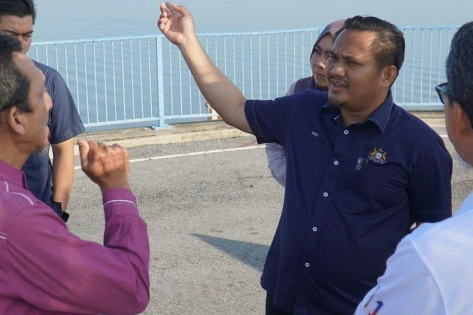 Pengerusi Jawatankuasa Kerja Raya, Pengangkutan, Infrastuktur dan Komunikasi Johor, Encik Mohamad Fazli Mohamad Salleh (tengah) mengadakan lawatan ke Loji Air Empangan Sembrong dan Rancangan Tebatan Banjir Sungai Johor Fasa I di Kota Tinggi, Johor, pada 2 April.