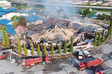 Pandangan dari udara menunjukkan anggota bomba menjalankan operasi pemadaman sisa kebakaran di Pasar Borong Selangor, Pusat Bandar Putra Permai, Seri Kembangan, ketika tinjauan dibuat susulan kebakaran yang berjaya dipadamkan sepenuhnya pada 6.20 pagi, 24 Julai. 