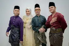 Kesayuan menyambut Raya tanpa orang tersayang yang pergi buat selama-lamanya begitu dirasakan tiga anggota S.U.I, (dari kanan) Syaz Smooth, Sunny Jackson dan Izat Ibrahim (kiri). Mengamati pengalaman mereka, Myra mengubahsuai lagu  ‘Kecewa’ ciptaan Edry Abdul Halim, untuk menggambarkan perasaan kehilangan orang tersayang.