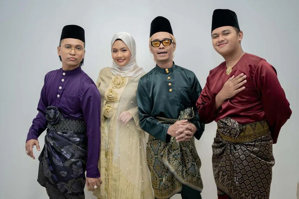 Kesayuan menyambut Raya tanpa orang tersayang yang pergi buat selama-lamanya begitu dirasakan tiga anggota S.U.I, (dari kanan) Syaz Smooth, Sunny Jackson dan Izat Ibrahim (kiri). Mengamati pengalaman mereka, Myra mengubahsuai lagu  ‘Kecewa’ ciptaan Edry Abdul Halim, untuk menggambarkan perasaan kehilangan orang tersayang.