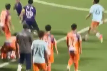 Tangkap layar daripada video tular mengenai insiden ganas yang berlaku semasa perlawanan Bawah 21 Tahun antara Tanjong Pagar United dengan Albirex. 