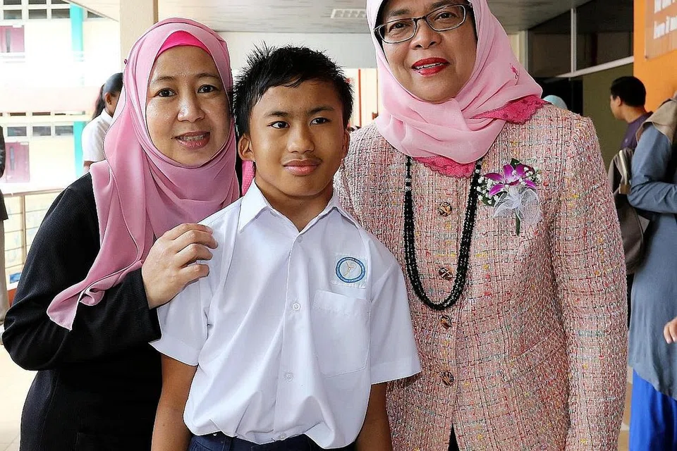 PENERIMA DERMASISWA: Elhann dan ibunya, Cik Suhanah, bergambar dengan tetamu terhormat majlis penyampaian dermasiswa dan biasiswa MDIS, Speaker Parlimen Cik Halimah Yacob (kanan). - Foto SHAHRIYA YAHAYA