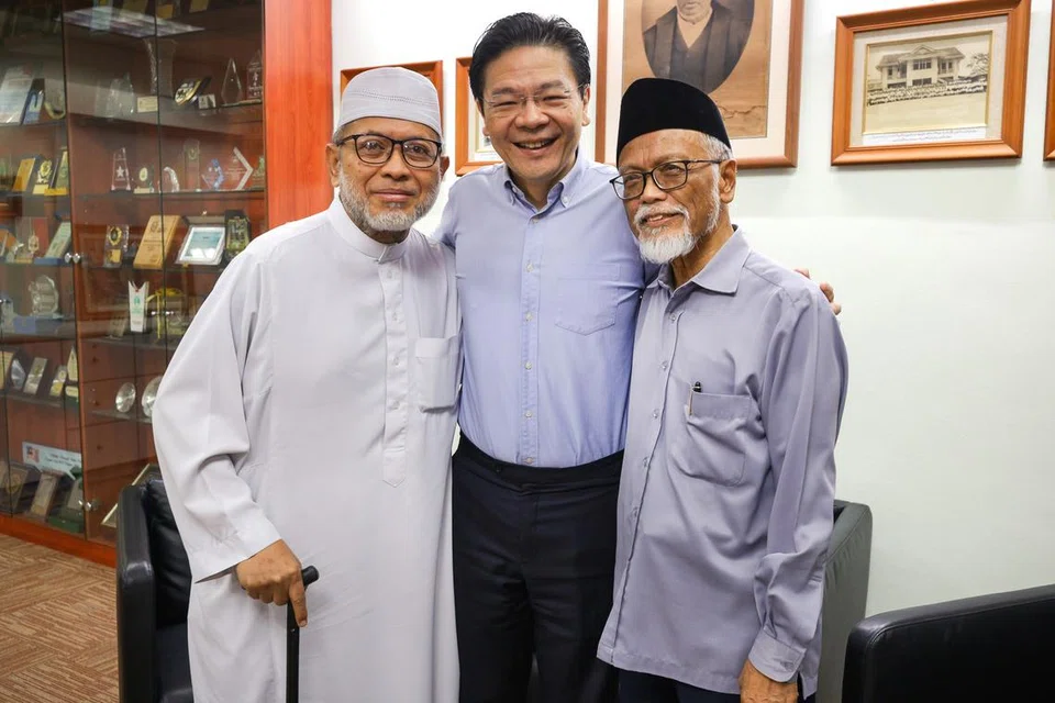 Perdana Menteri Lawrence Wong (tengah) mengadakan pertemuan bersama Ustaz Mohamad Hasbi Hassan (kiri) dan Ustaz Pasuni Maulan (kanan) di samping lawatannya ke Madrasah Aljunied Al-Islamiah pada 10 April.
