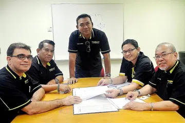 DISERET KE MAHKAMAH: Muhamad Aidith Abdul Latiff, 44 tahun, yang pernah bersama Akademi CAL juga dituduh memindahkan wang secara tidak sah masuk dan keluar dari Singapura. - Foto fail