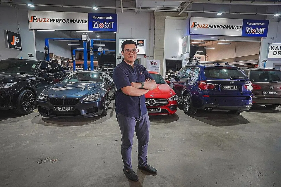 KHIDMAT BERMUTU: Meskipun sempadan dibuka, Encik Khairil berkata pelanggan yang ingin khidmat servis kereta yang sesuai dengan kereta kontinental, masih melanggani firmanya. - Foto BH oleh NUR DIYANA TAHA 