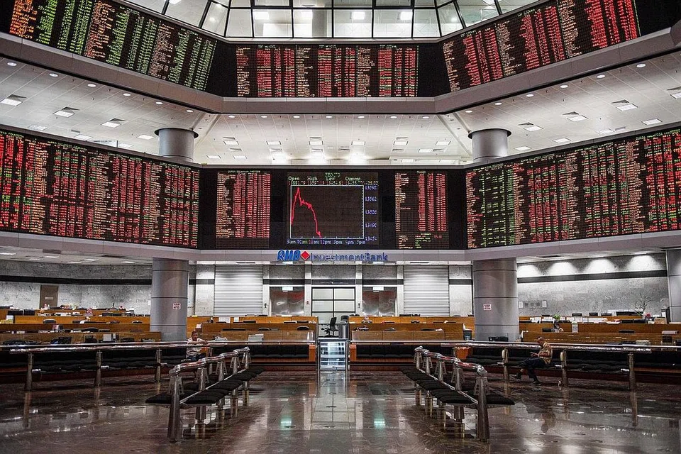 KEMBALI PULIH?: Papan elektronik memapar pergerakan saham di sebuah bursa saham privet di Kuala Lumpur pada 24 Februari, hari kemelut politik Malaysia bermula. Ada pengamat meramalkan pemulihan pasaran "kerana Perdana Menteri baru telah diumumkan dan keadaan tidak menentu telah berakhir". - Foto AFP