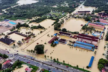 Keadaan banjir sekitar bandar Kuala Berang, di Hulu Terengganu, Terengganu, berikutan hujan lebat sejak 26 November. 