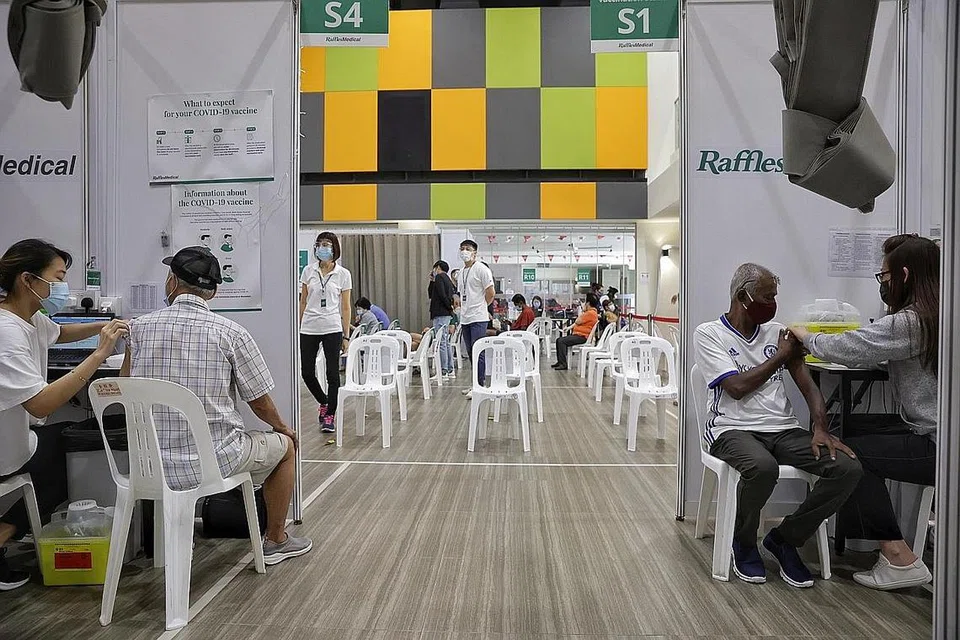 DAPATKAN SUNTIKAN: Warga emas berusia 60 tahun ke atas sedang mendapatkan suntikan penggalak di pusat vaksinasi yang dikendalikan Raffles Medical Group di Kelab Masyarakat Teck Ghee. - Foto BH oleh KEVIN LIM