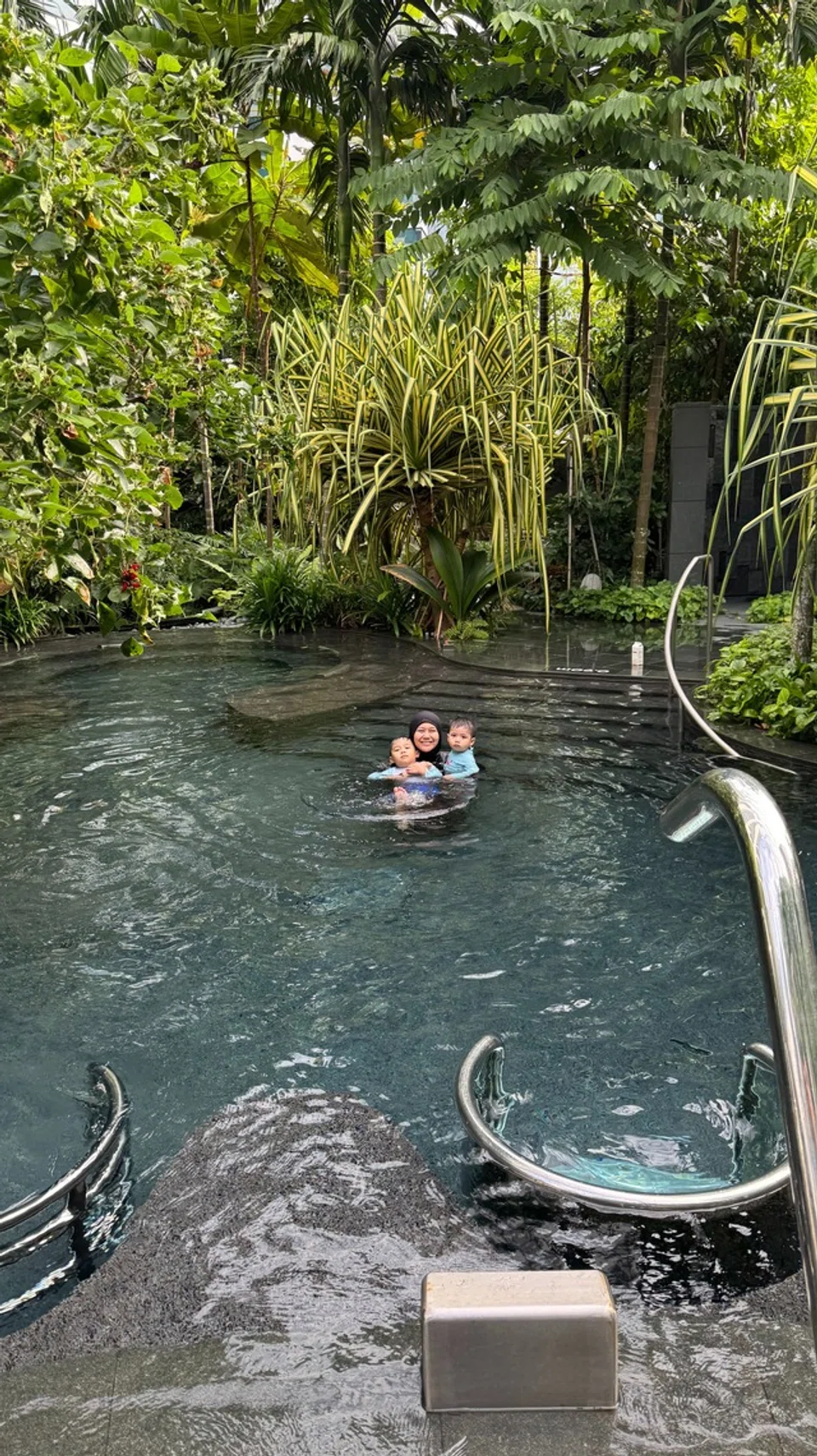 ‘Wellness Pool’ atau atau Kolam Renang Kesejahteraan, lengkap dengan penyembur jet dan jakuzi dengan kedalaman 0.9 meter di Grand Hyatt Singapore.