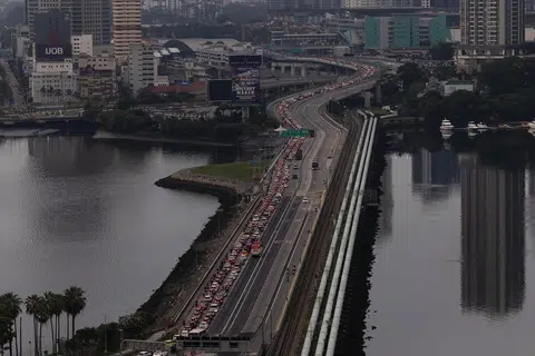 DIJANGKA SESAK: Kesesakan trafik dijangka di Pusat Pemeriksaan Imigresen di Woodlands dan Tuas dari 28 Jun hingga 3 Julai,  dan pemandu harus menjangka masa menunggu sekitar tiga jam untuk proses pemeriksaan imigresen, menurut Penguasa Imigresen dan Pusat Pemeriksaan (ICA).
