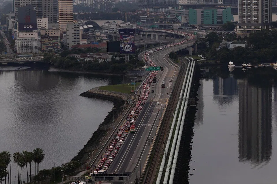 DIJANGKA SESAK: Kesesakan trafik dijangka di Pusat Pemeriksaan Imigresen di Woodlands dan Tuas dari 28 Jun hingga 3 Julai,  dan pemandu harus menjangka masa menunggu sekitar tiga jam untuk proses pemeriksaan imigresen, menurut Penguasa Imigresen dan Pusat Pemeriksaan (ICA).