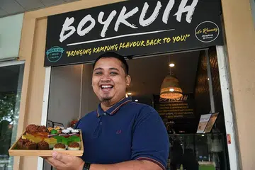 STRATEGI PEMASARAN PENTING: Di samping menarik minat warga emas, Encik Muhaimin juga melakukan strategi pemasaran yang lebih moden melalui media sosial untuk menarik minat pelanggan muda. Malah, beliau meletakkan kuihnya agar cantik dipandang mata dari segi estetik bagi menarik minat generasi muda. - Foto BM oleh KUA CHEE SIONG