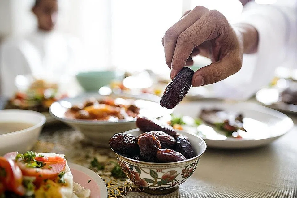 BUKA PUASA: Mulakan dengan kurma dan segelas dua air putih untuk mengembalikan kadar gula dan cecair dalam badan dengan segera. - Foto ISTOCKPHOTO