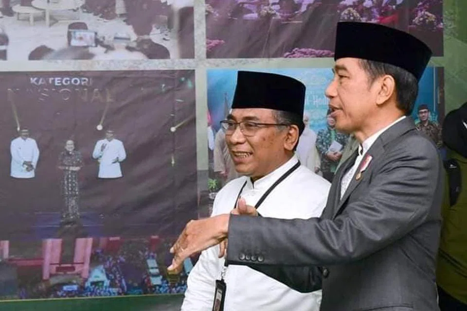 ZAHIR SOKONGAN: Ketua Umum Pengurus Besar Nahdlatul Ulama (PBNU), Encik  Yahya Cholil Staquf (kiri) bersama Presiden Indonesia, Encik Joko Widodo (Jokowi)  yang hadir di Musyawarah Nasional Alim Ulama dan Konferensi Besar, anjuran PBNU di Jakarta pada Isnin 