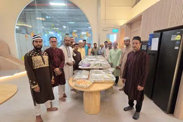 Pekerja migran Bangladesh daripada syarikat ubah suai, Direct Contractor Pte Ltd, bergotong-royong memasak beramai-ramai untuk meraikan Syawal bersama teman-teman dan majikan mereka.