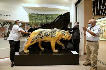 BELA NASIB HARIMAU: (Dari kiri)CEO WWF-Singapura, Encik R. Raghunathan; CEO NLB, Encik Ng Cher Pong; dan Pengerusi WWF-Singapura, Encik Achal Agarwal, melancarkan arca Tribal Gold di Perpustakaan Awam Choa Chu Kang semalam. - Foto BH oleh NG SOR LUAN